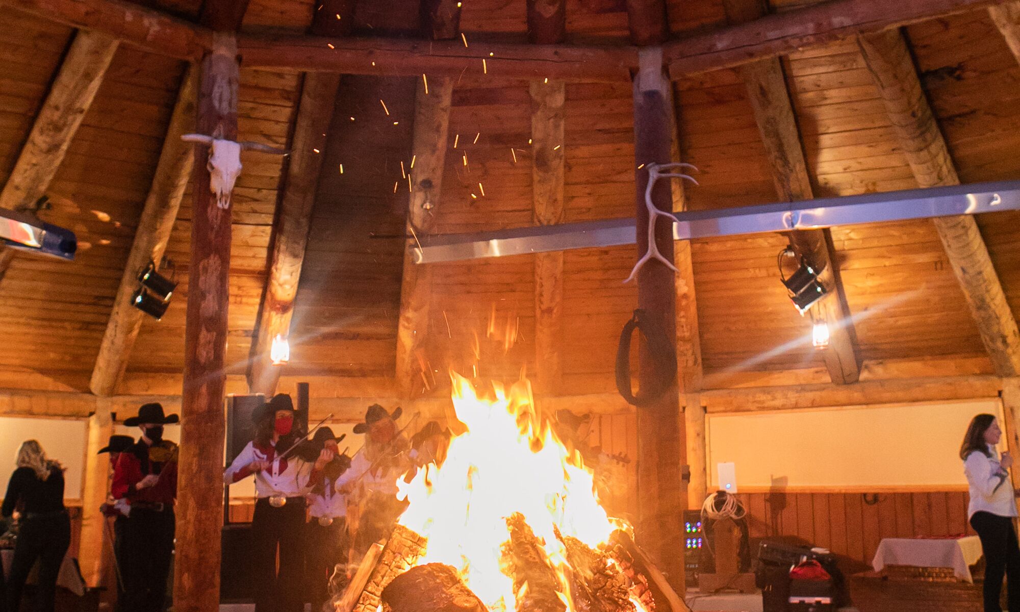 After the meal , the guests are enjoying the bonfire in Mountain